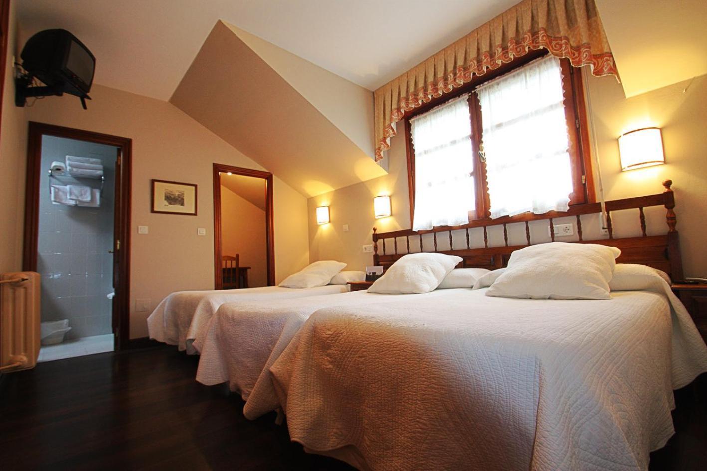 Hostal Restaurante Mendez Villafranca Del Bierzo Luaran gambar